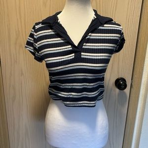 Blue cropped shirt. Juniors Medium.